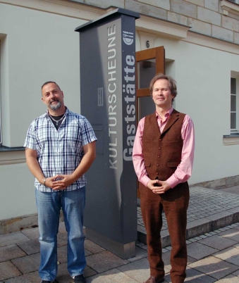 Die beiden neuen Pächter vor dem Eingang zur Kulturscheune. Martin Rathmann (links) und Wanja Belaga. Fotos: Dieter Jenß