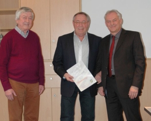 Aus den Händen von Vorsitzenden Roland Eisenhuth nahm Dieter Jenß die Urkunde für die Ehrenmitgliedschaft entgegen. Links Ehrenamtsbeauftragter Peter Kleinhans.